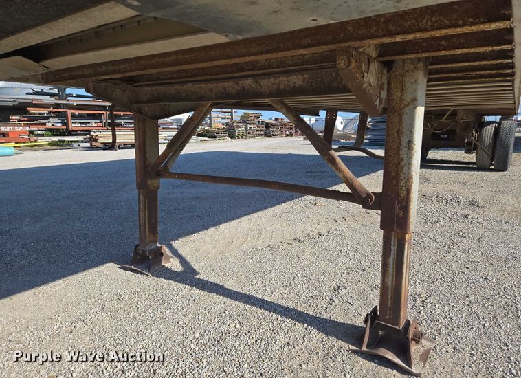 image for item EN8227 1972 Fruehauf dry van trailer