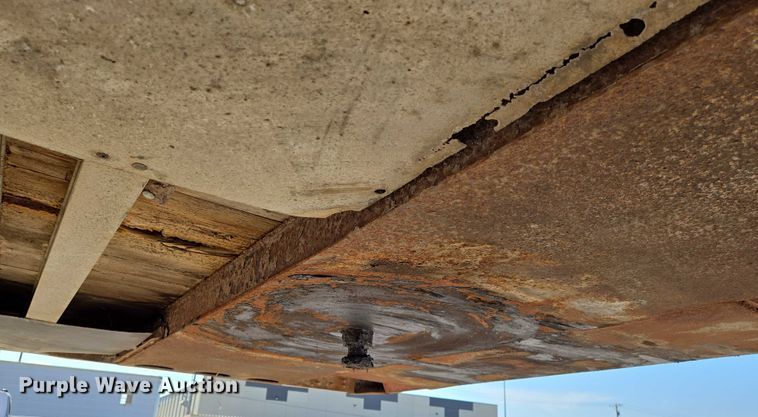 image for item EN8227 1972 Fruehauf dry van trailer