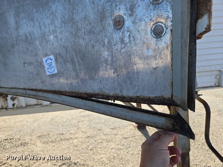 image for item EN8227 1972 Fruehauf dry van trailer