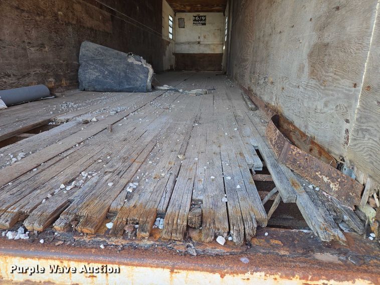 image for item EN8227 1972 Fruehauf dry van trailer