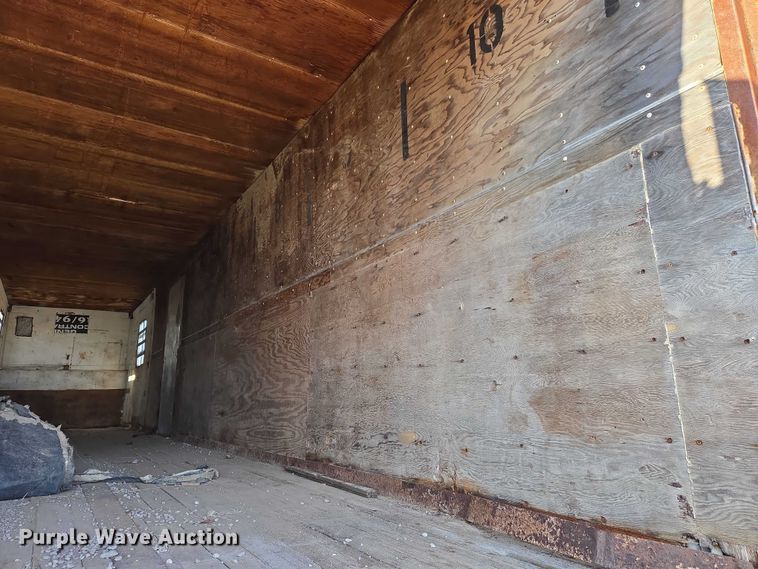 image for item EN8227 1972 Fruehauf dry van trailer