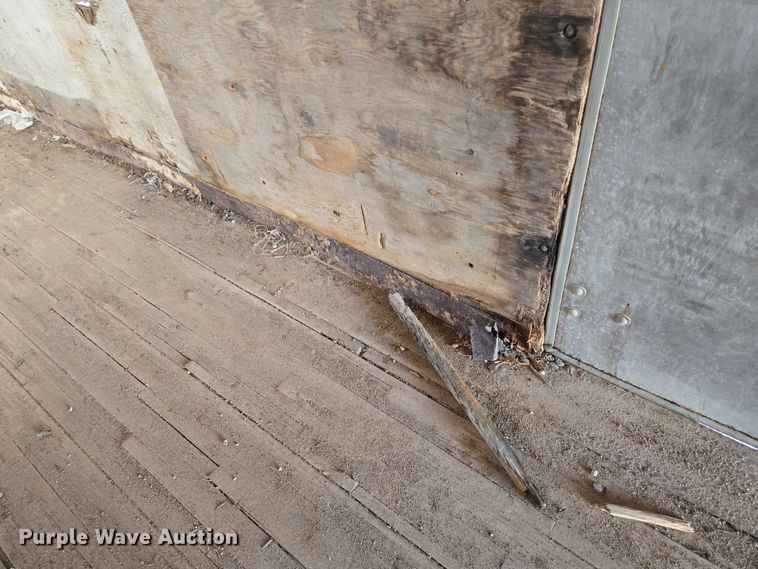 image for item EN8227 1972 Fruehauf dry van trailer