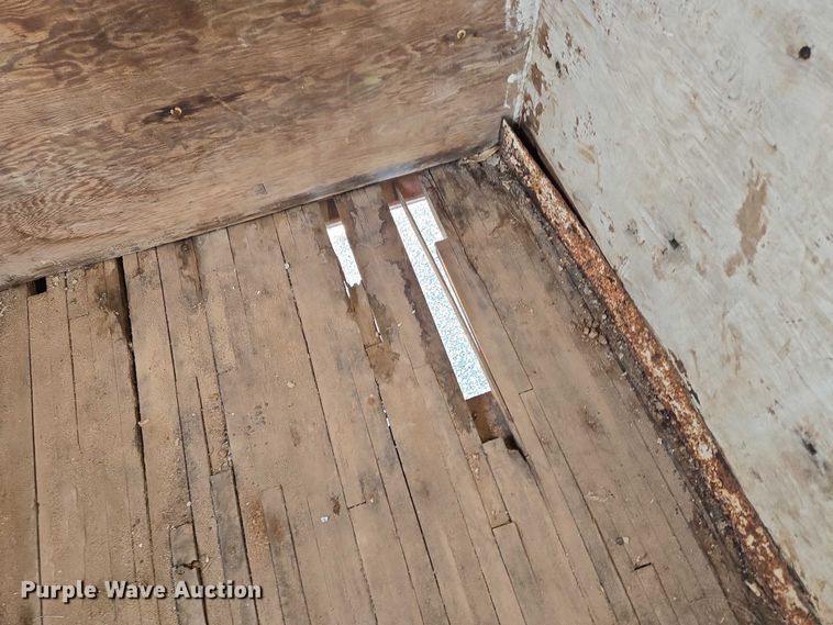 image for item EN8227 1972 Fruehauf dry van trailer