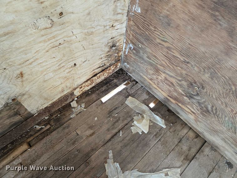 image for item EN8227 1972 Fruehauf dry van trailer