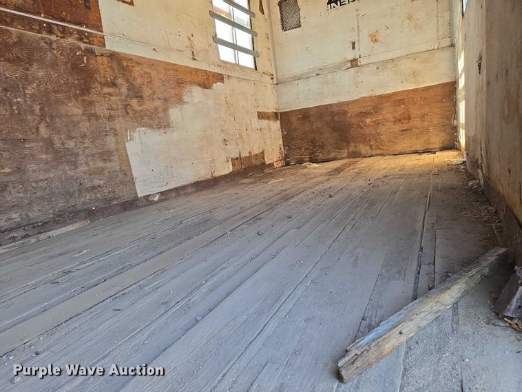 image for item EN8227 1972 Fruehauf dry van trailer