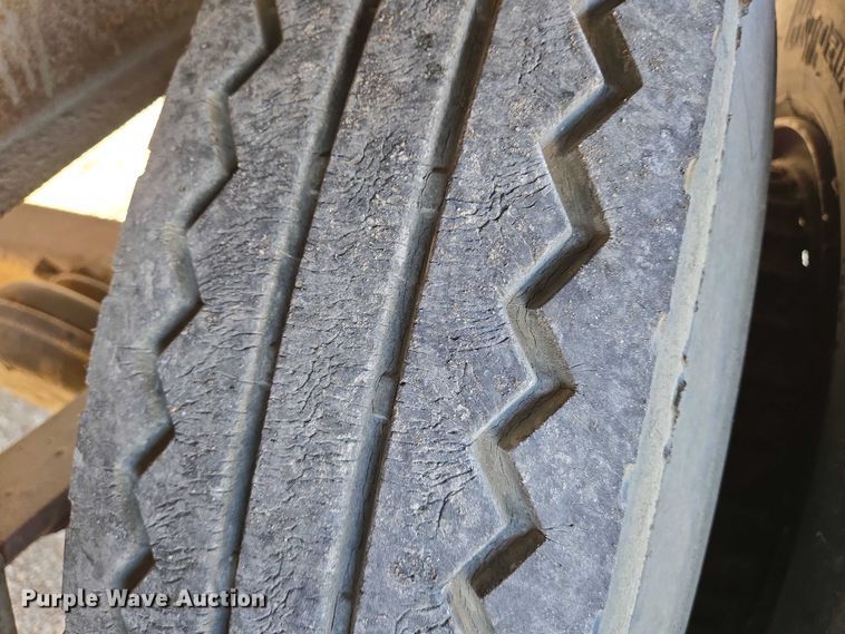 image for item EN8227 1972 Fruehauf dry van trailer