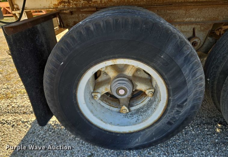 image for item EN8227 1972 Fruehauf dry van trailer