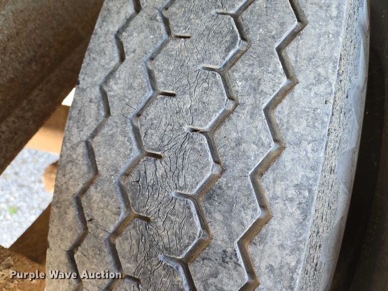 image for item EN8227 1972 Fruehauf dry van trailer