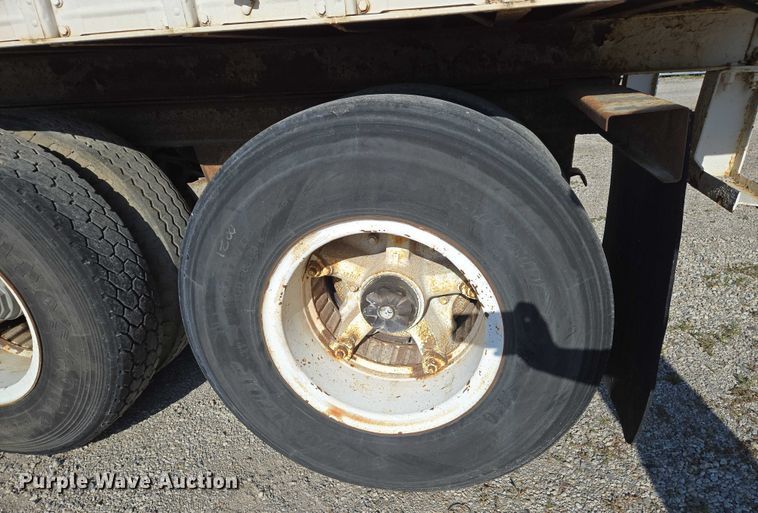 image for item EN8227 1972 Fruehauf dry van trailer