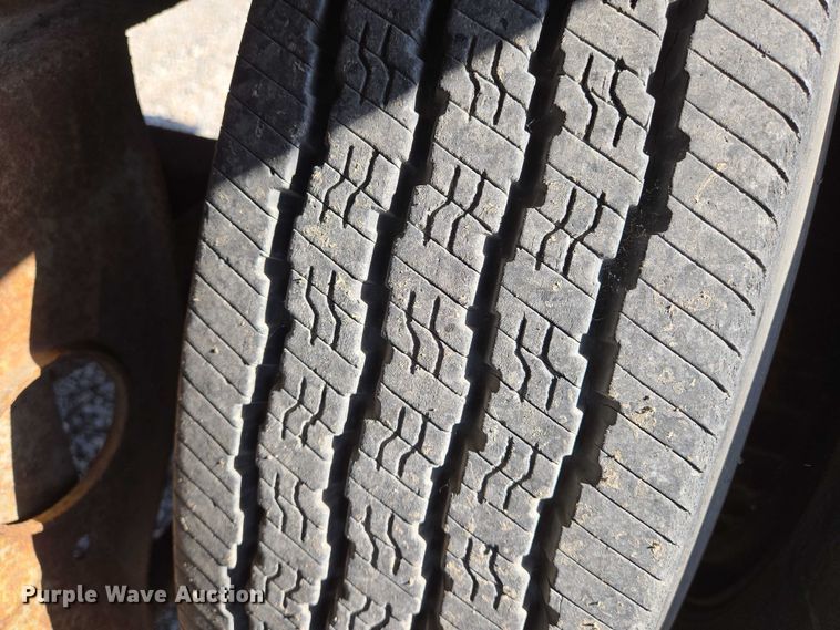 image for item EN8227 1972 Fruehauf dry van trailer