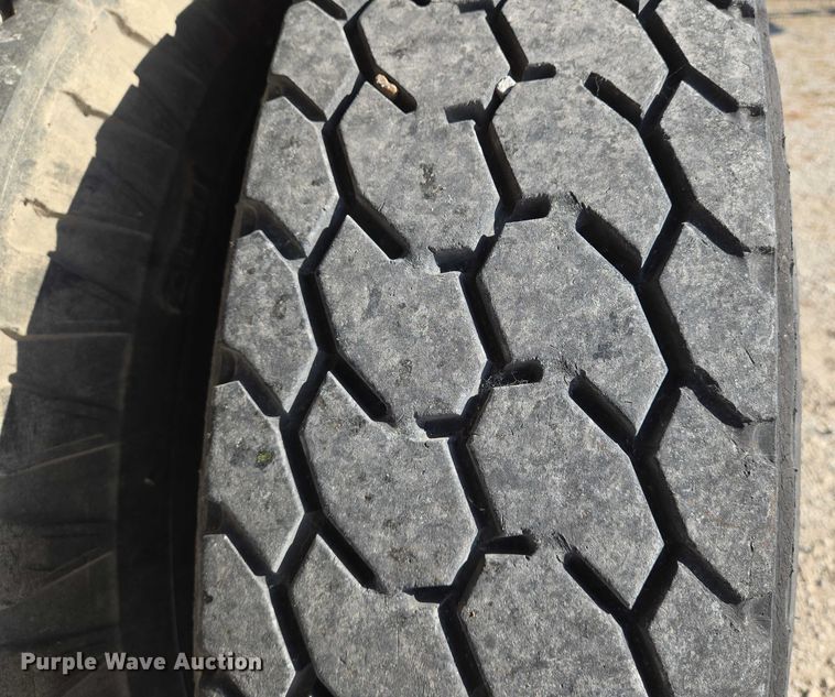 image for item EN8227 1972 Fruehauf dry van trailer