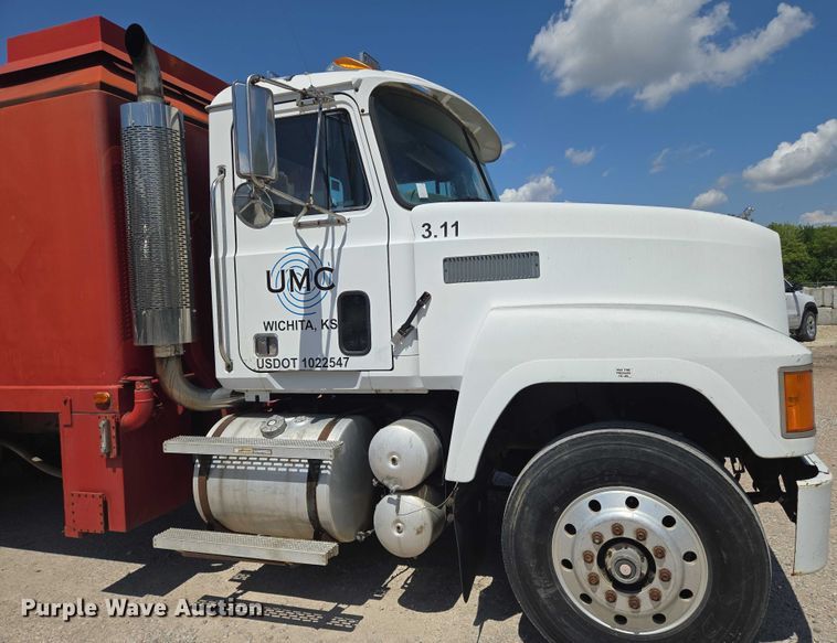 image for item EN8237 1992 Mack CH613 inversion boiler truck