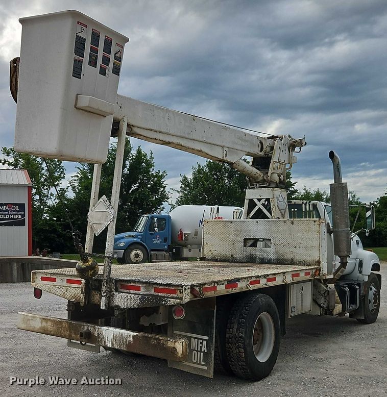 image for item EO4501 2000 GMC C7500 crane truck