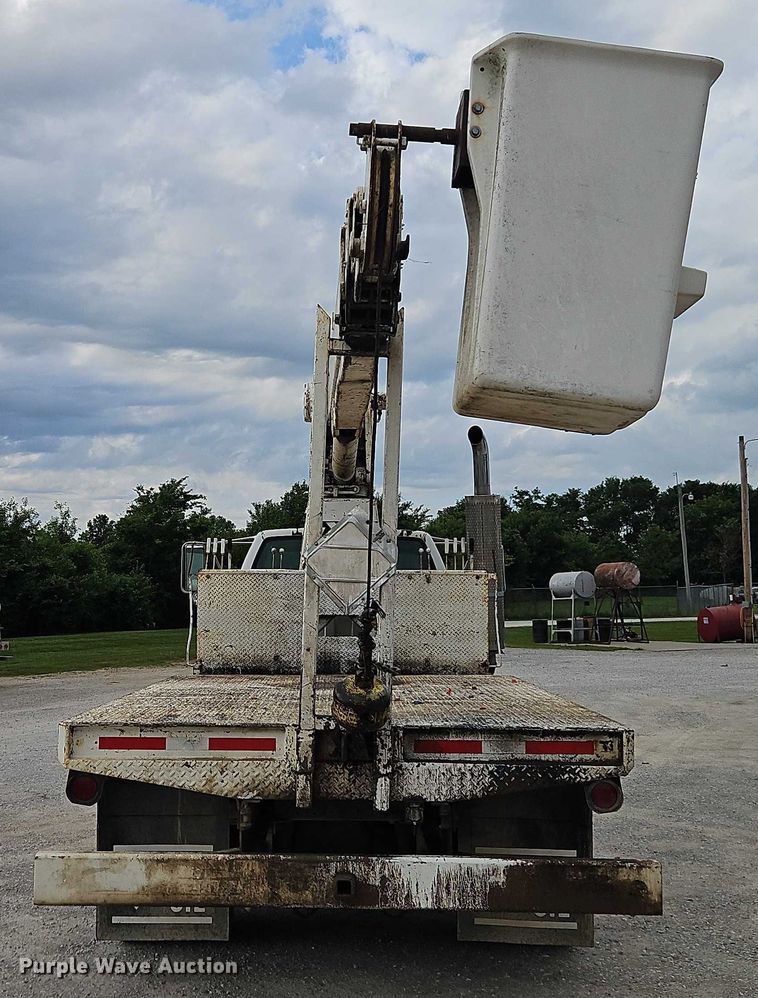 image for item EO4501 2000 GMC C7500 crane truck