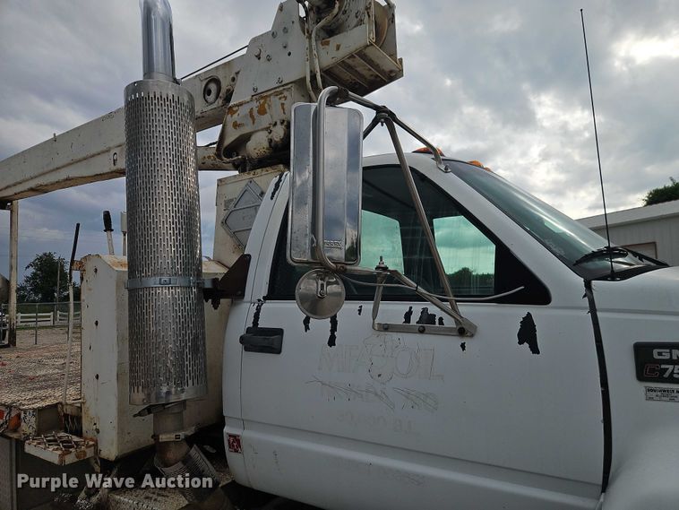 image for item EO4501 2000 GMC C7500 crane truck