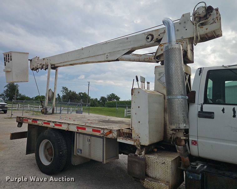 image for item EO4501 2000 GMC C7500 crane truck