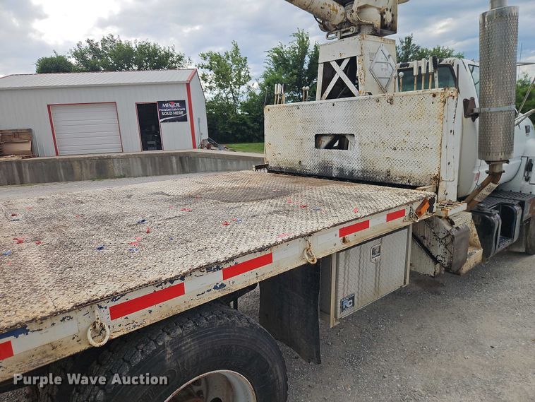 image for item EO4501 2000 GMC C7500 crane truck