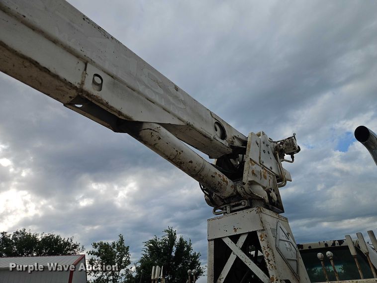 image for item EO4501 2000 GMC C7500 crane truck