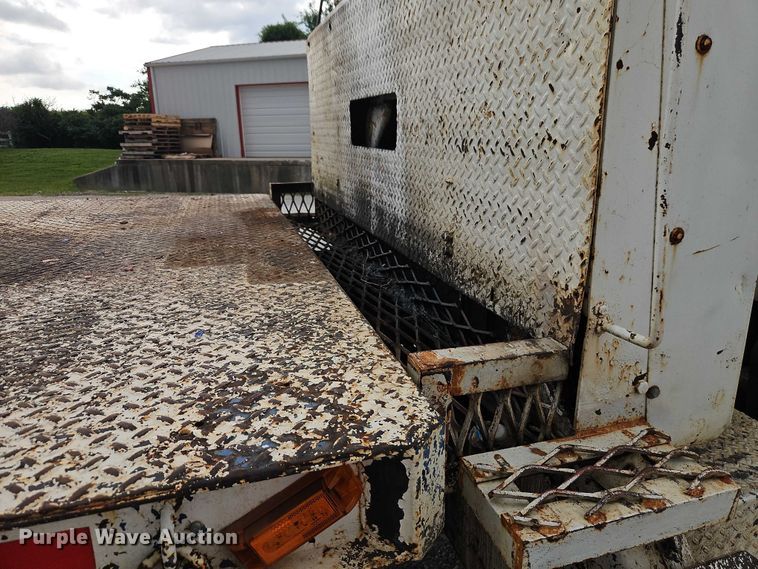 image for item EO4501 2000 GMC C7500 crane truck