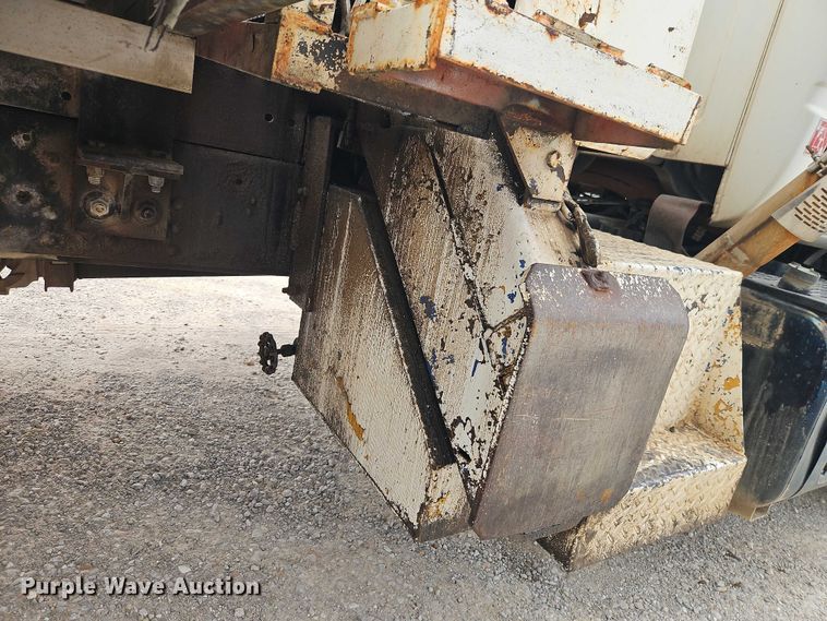 image for item EO4501 2000 GMC C7500 crane truck