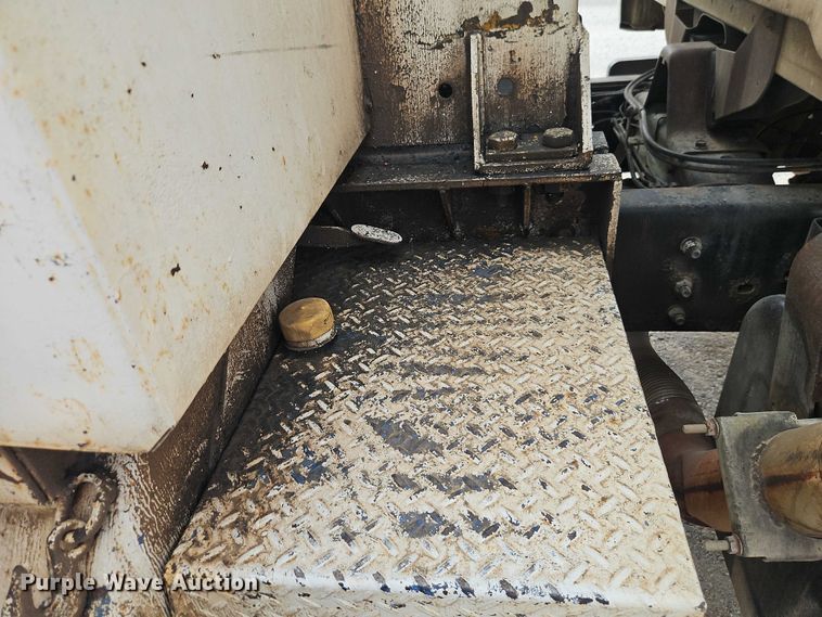 image for item EO4501 2000 GMC C7500 crane truck