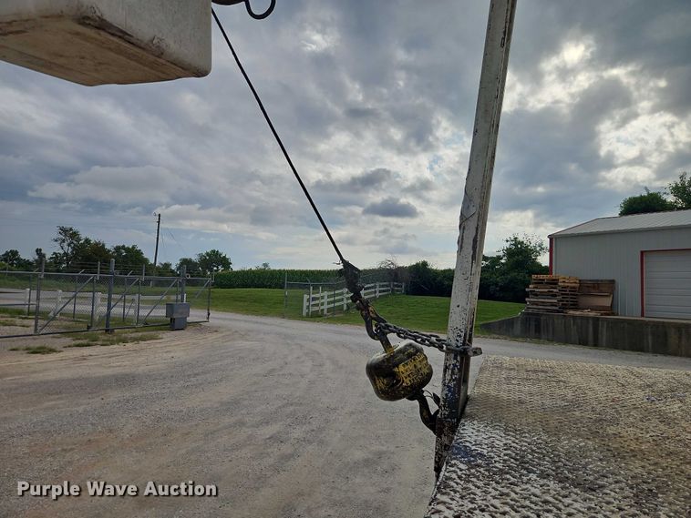 image for item EO4501 2000 GMC C7500 crane truck