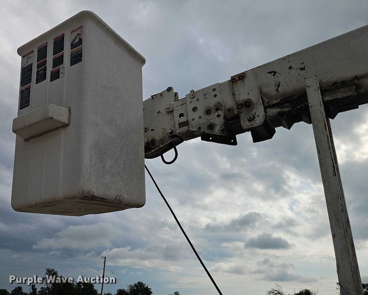 image for item EO4501 2000 GMC C7500 crane truck