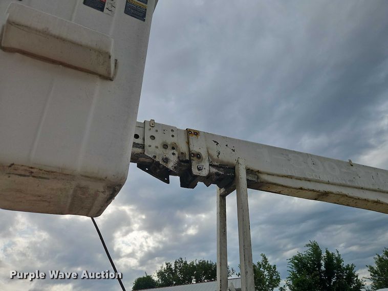 image for item EO4501 2000 GMC C7500 crane truck