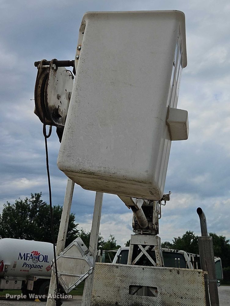 image for item EO4501 2000 GMC C7500 crane truck