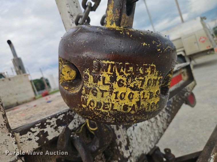 image for item EO4501 2000 GMC C7500 crane truck