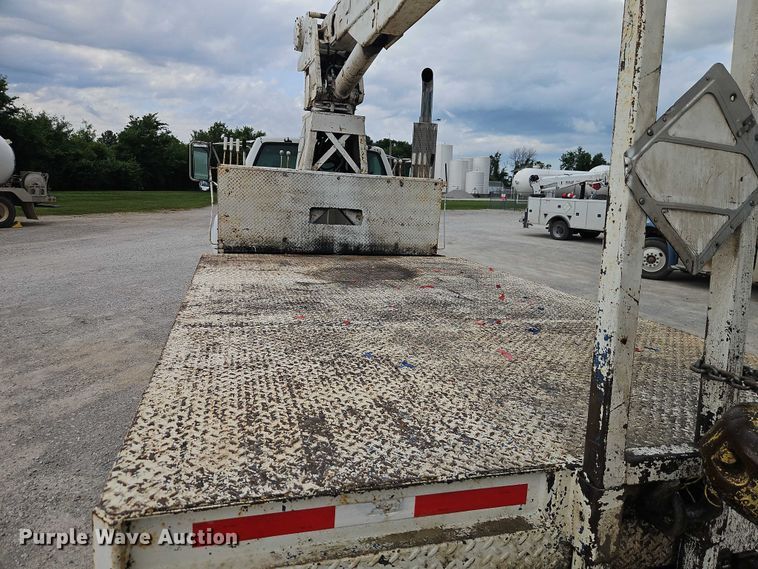 image for item EO4501 2000 GMC C7500 crane truck