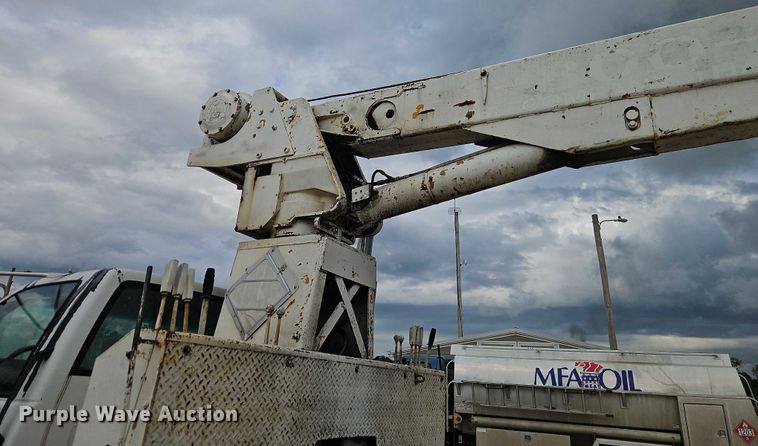 image for item EO4501 2000 GMC C7500 crane truck