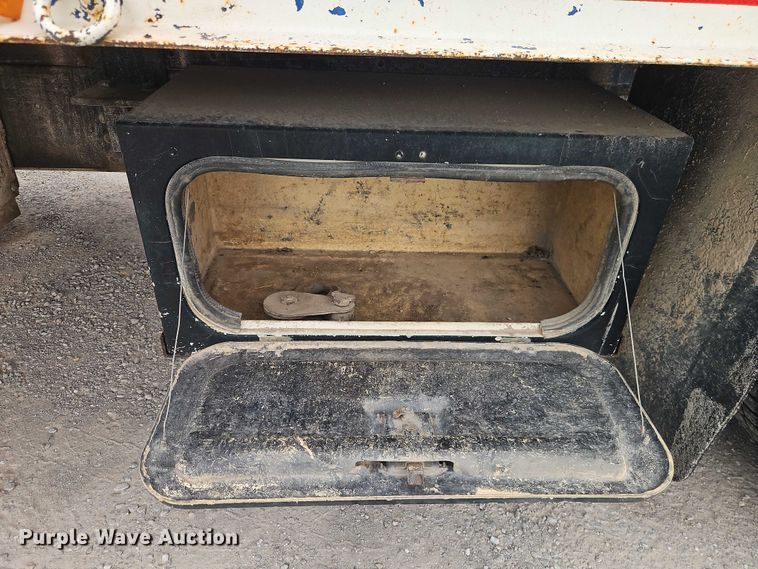 image for item EO4501 2000 GMC C7500 crane truck