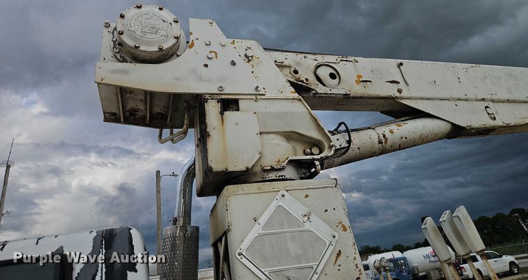 image for item EO4501 2000 GMC C7500 crane truck