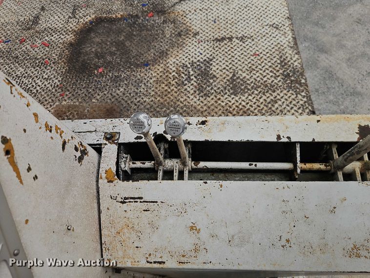 image for item EO4501 2000 GMC C7500 crane truck