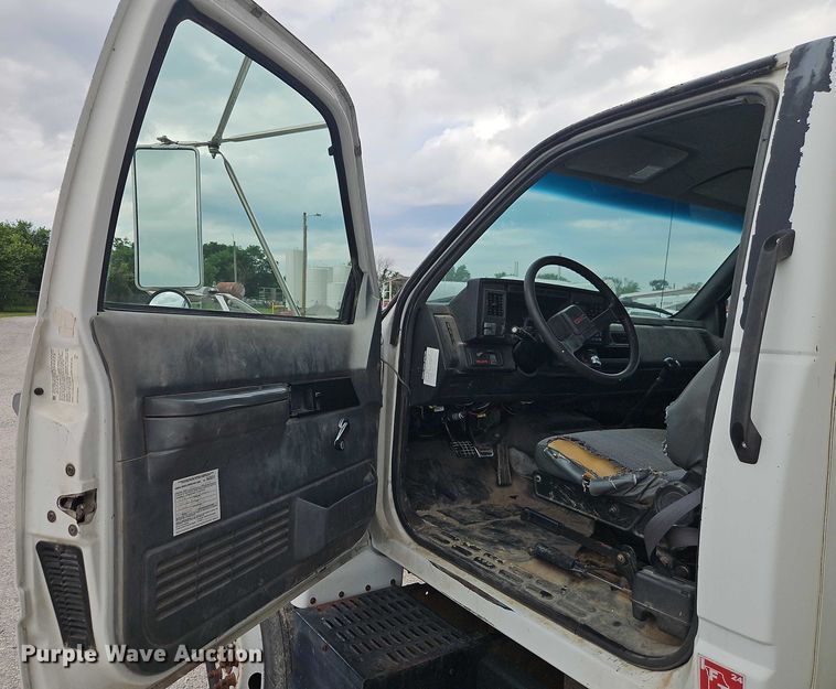 image for item EO4501 2000 GMC C7500 crane truck