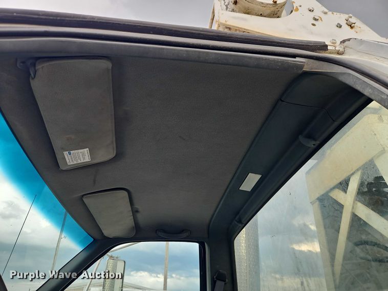 image for item EO4501 2000 GMC C7500 crane truck