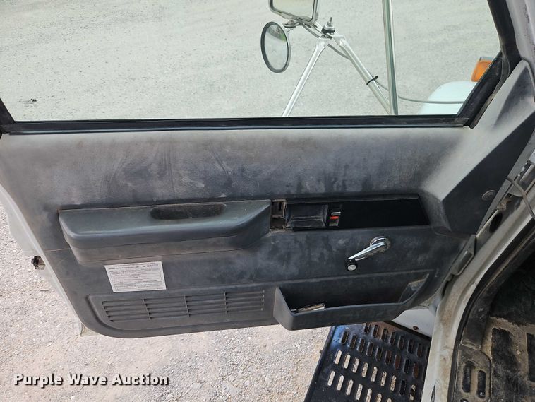 image for item EO4501 2000 GMC C7500 crane truck