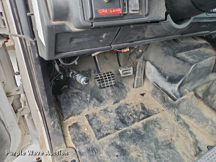 image for item EO4501 2000 GMC C7500 crane truck