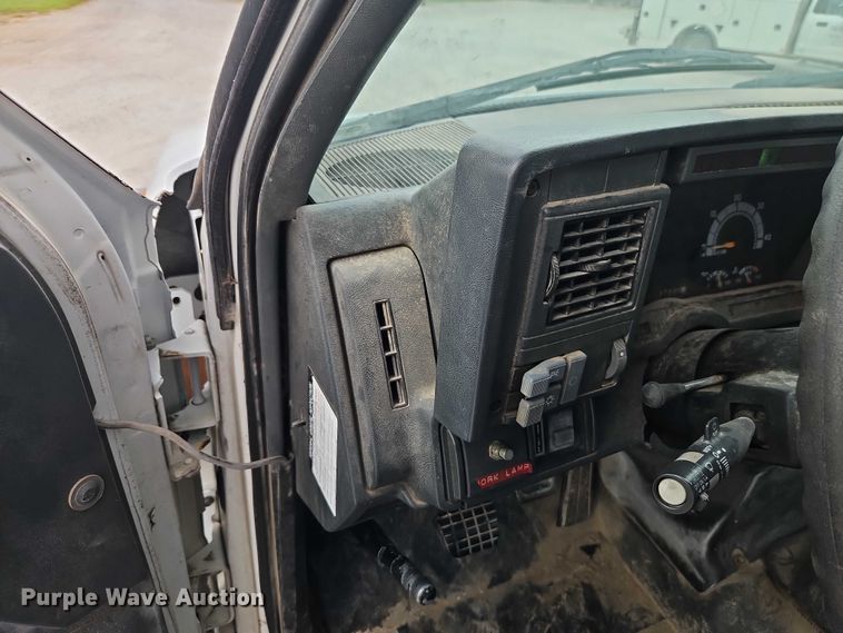 image for item EO4501 2000 GMC C7500 crane truck