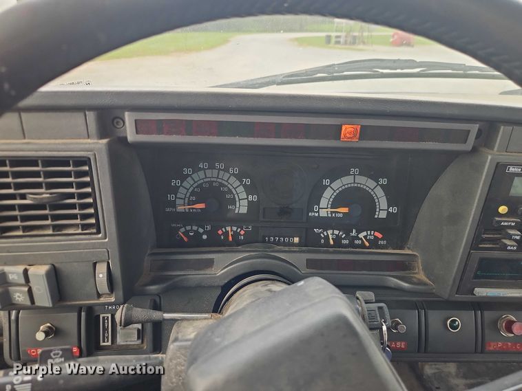 image for item EO4501 2000 GMC C7500 crane truck