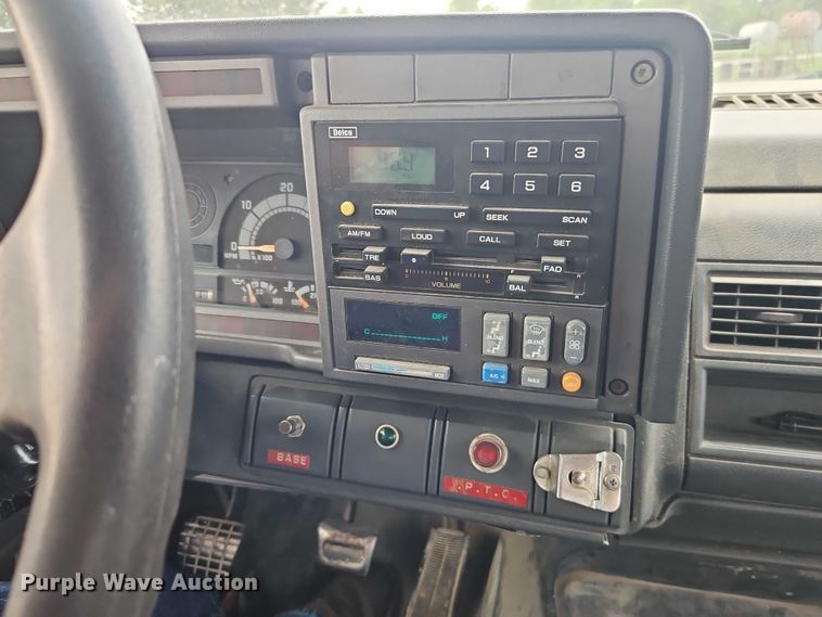 image for item EO4501 2000 GMC C7500 crane truck