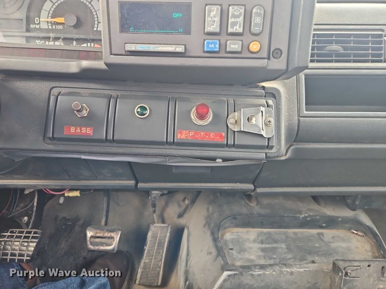 image for item EO4501 2000 GMC C7500 crane truck