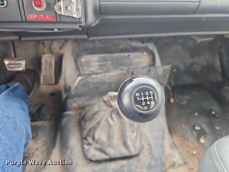 image for item EO4501 2000 GMC C7500 crane truck