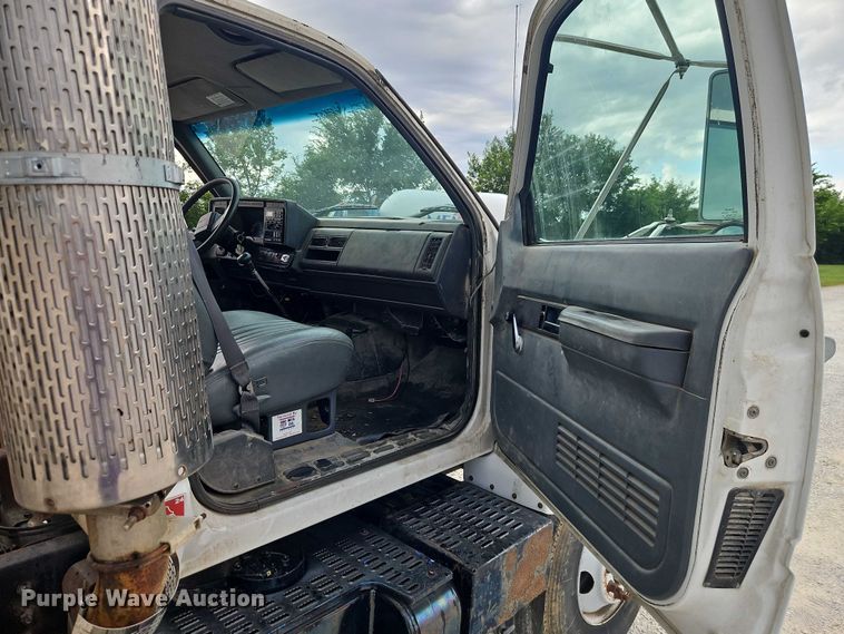 image for item EO4501 2000 GMC C7500 crane truck