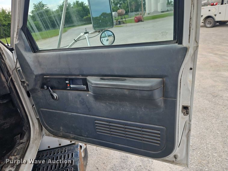 image for item EO4501 2000 GMC C7500 crane truck