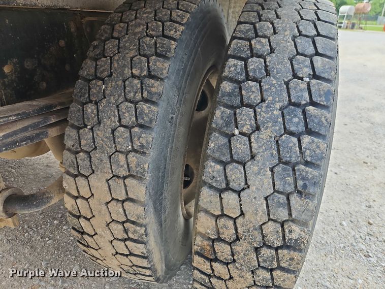 image for item EO4501 2000 GMC C7500 crane truck