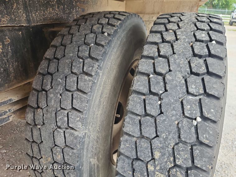 image for item EO4501 2000 GMC C7500 crane truck