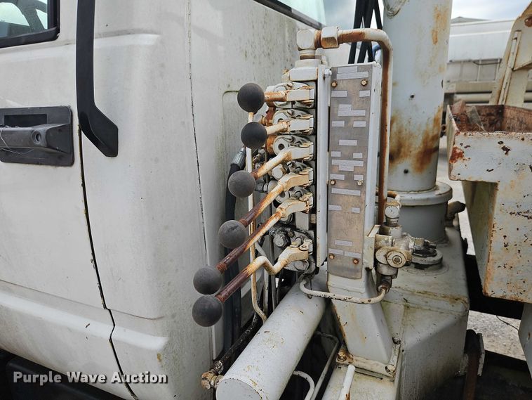 image for item EO4502 1992 GMC Topkick C5500 crane truck