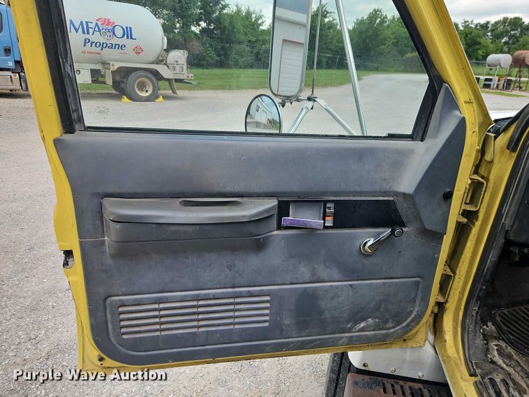 image for item EO4502 1992 GMC Topkick C5500 crane truck